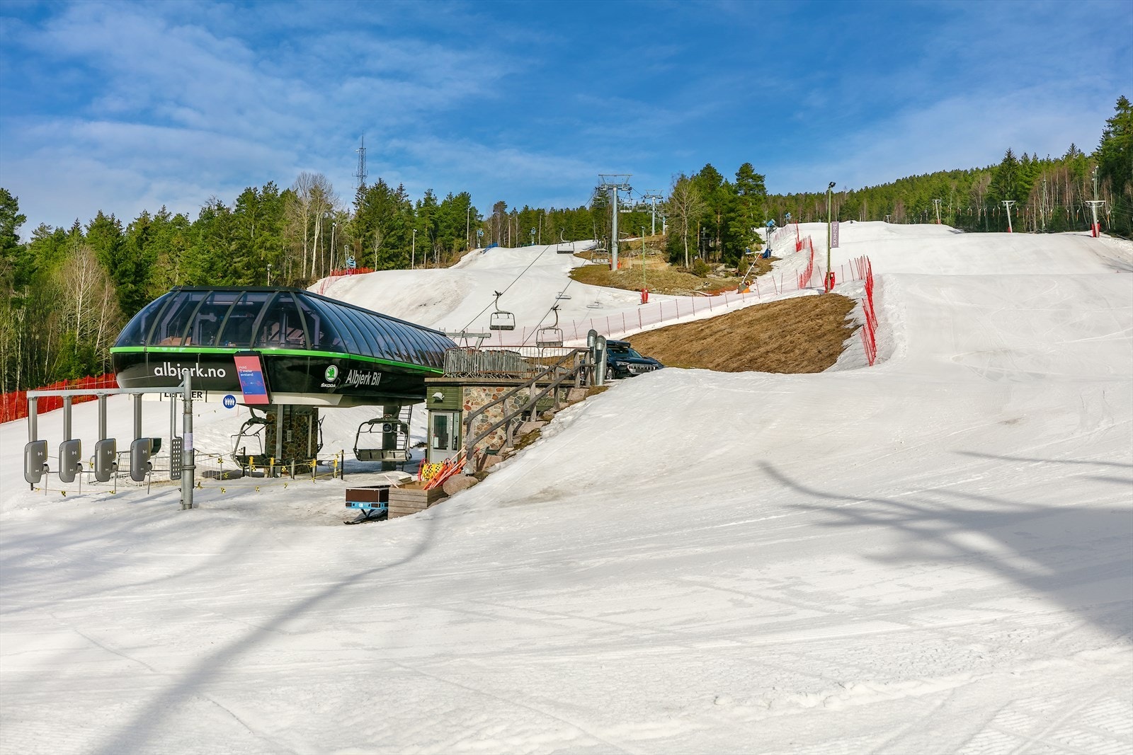 Moderne skisenter med 4-seters ekspressheis. Sommerstid har senteret downhill sykling og ny klatrepark. Galleribilde