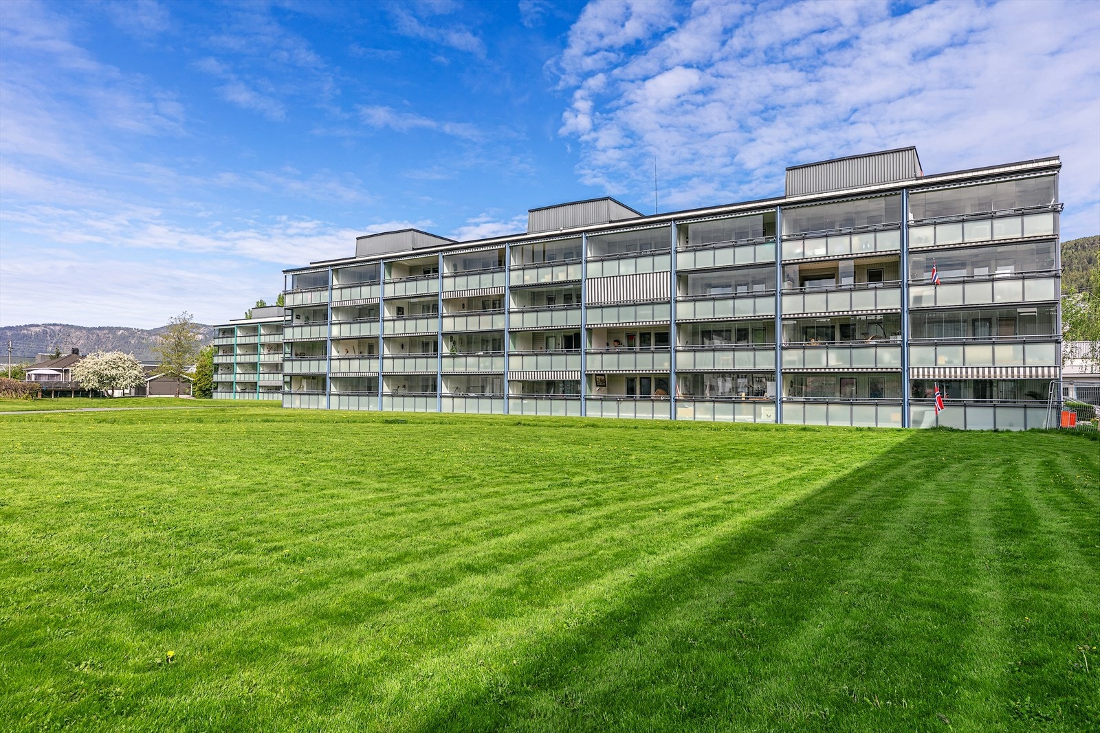 Stor og pen 3-roms leilighet med hyggelig innglasset balkong | Parkering |Sentralt og populært med elveparken i nærheten! Galleribilde