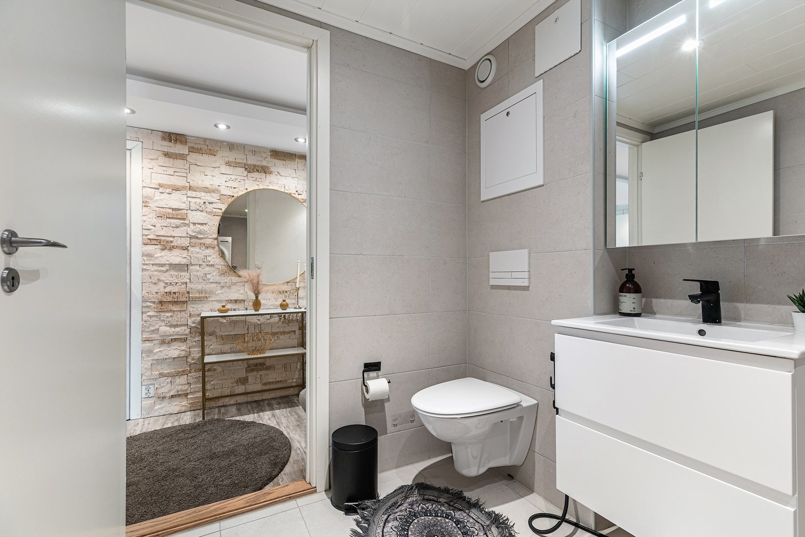 Pent og romslig baderom med elektriske varmekabler i gulv og en utstrakt bruk av downlights i tak. Badet er oppgradert i regi av borettslaget og ferdigstilt i 2025. Galleribilde