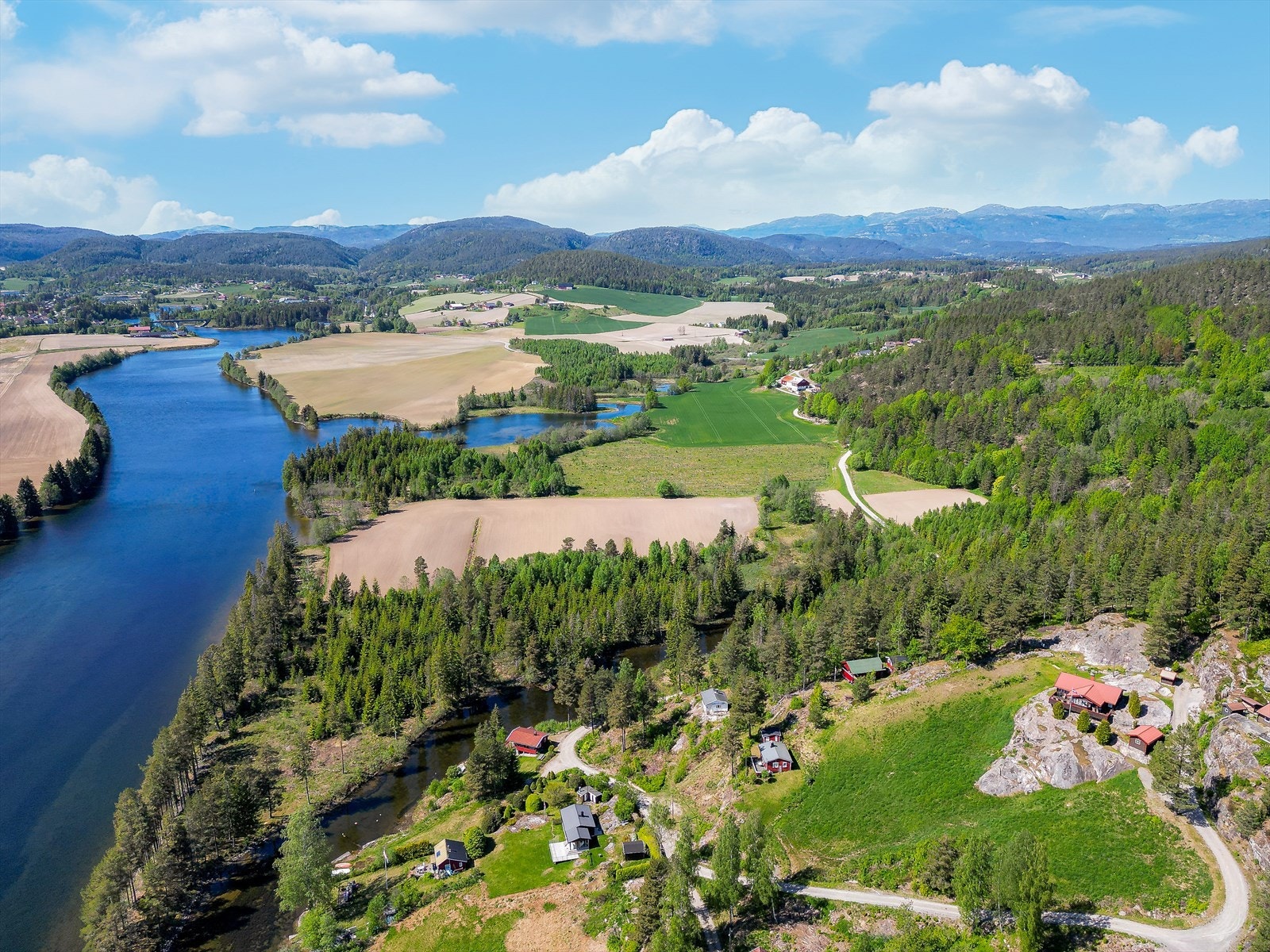 Fra tomten er det kort vei til Telemarkskanalen med bade- og fiskemuligheter. Tinglyst båtplass! Galleribilde