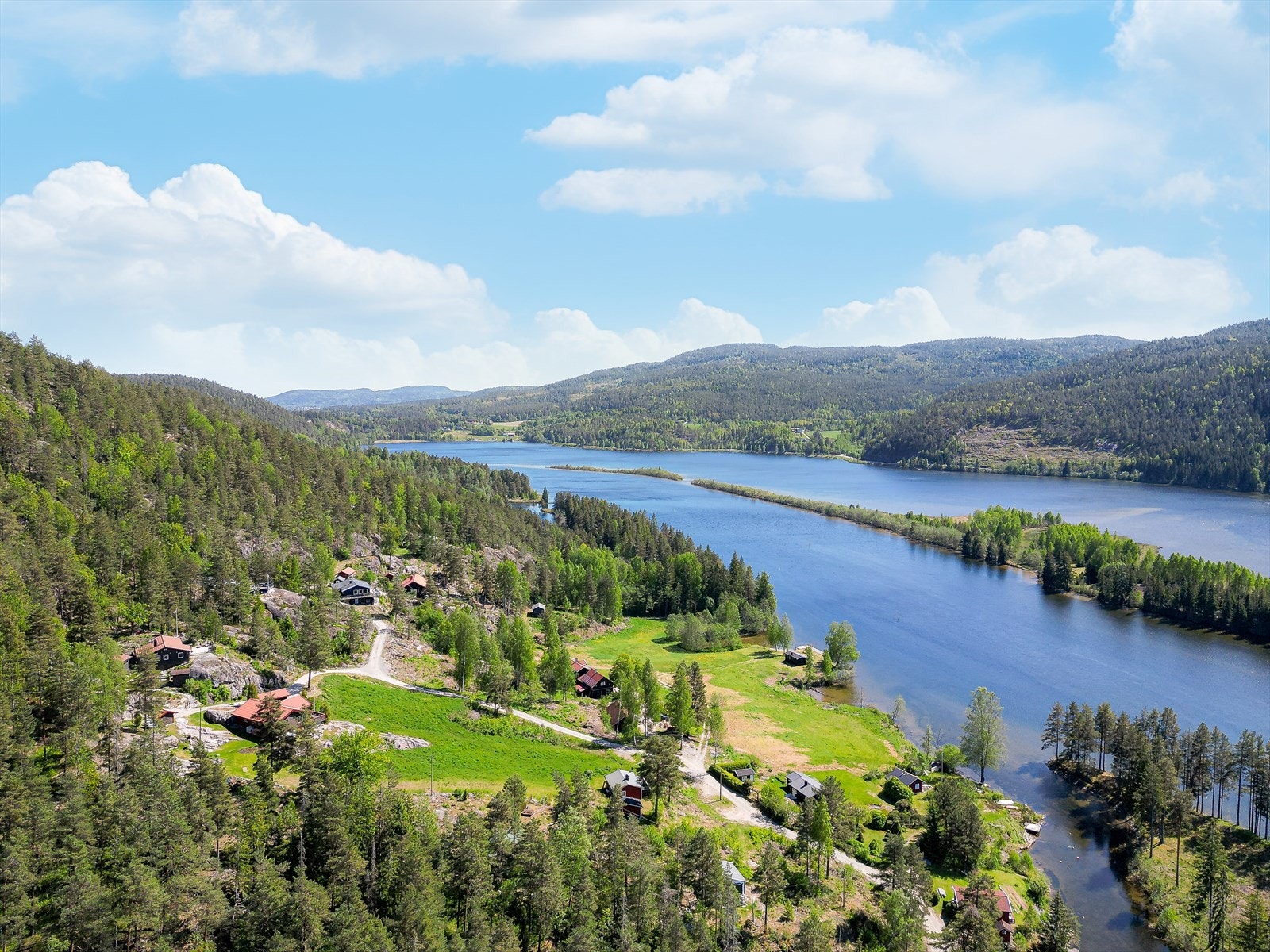 På Ulefoss ligger for øvrig Norsjø Golfpark, og med rundt en halvtimes kjøring har man også tilgang på andre aktiviteter ved Norsjø Ferieland ved Akkerhaugen, Sommarland og klatreparken Høyt&Lavt ved Bø. Galleribilde
