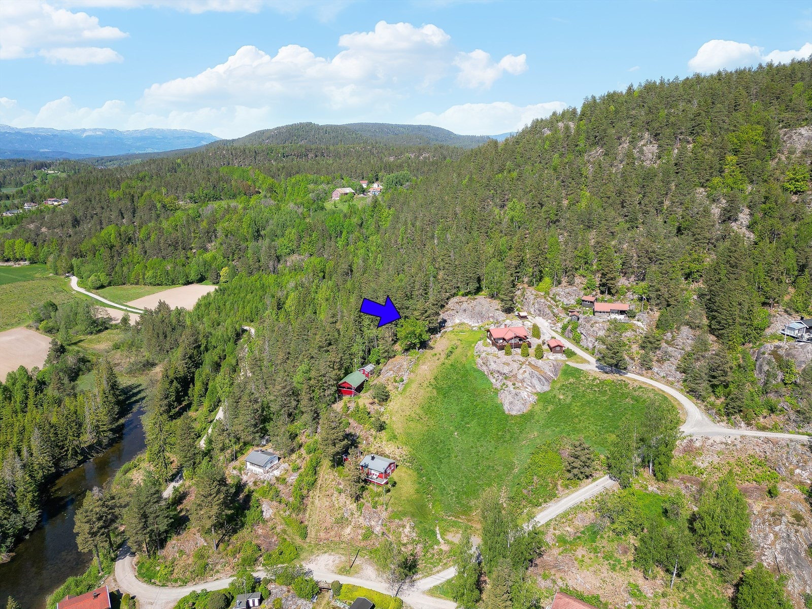 Ca. 1 km kjøring fra Fylkesvei 3316 og inn til parkeringen. Veien inn er en blindvei, så det er ikke noe gjennomgående trafikk. Veien benyttes kun av eiere og besøkende. Galleribilde