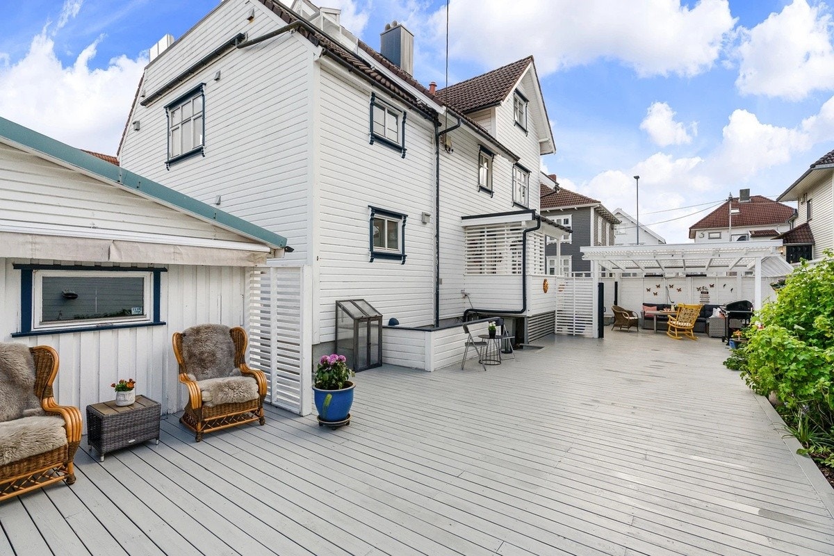 Felles uteplass med nabo under - noen møbler inkludert Galleribilde