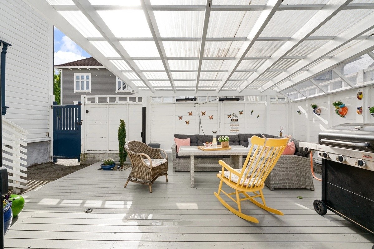 Stor terrasse - deles med nabo under Galleribilde