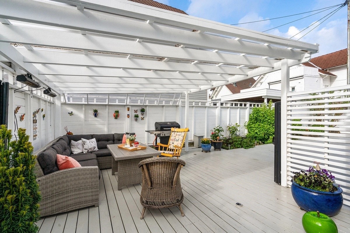 Felles uteplass med nabo under - noen møbler inkludert Galleribilde