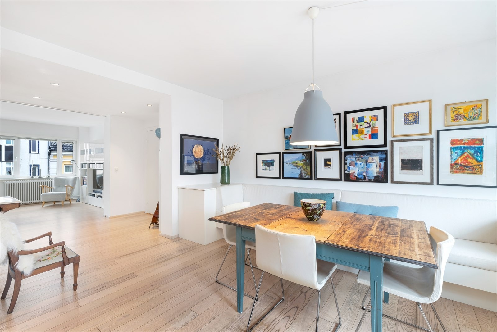 Legg merke til den plassbygde spisesofaen som medfølger Galleribilde