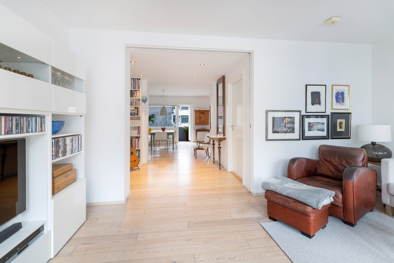 Hyggelig forbindelse mellom stue og allrom/kjøkken Galleribilde