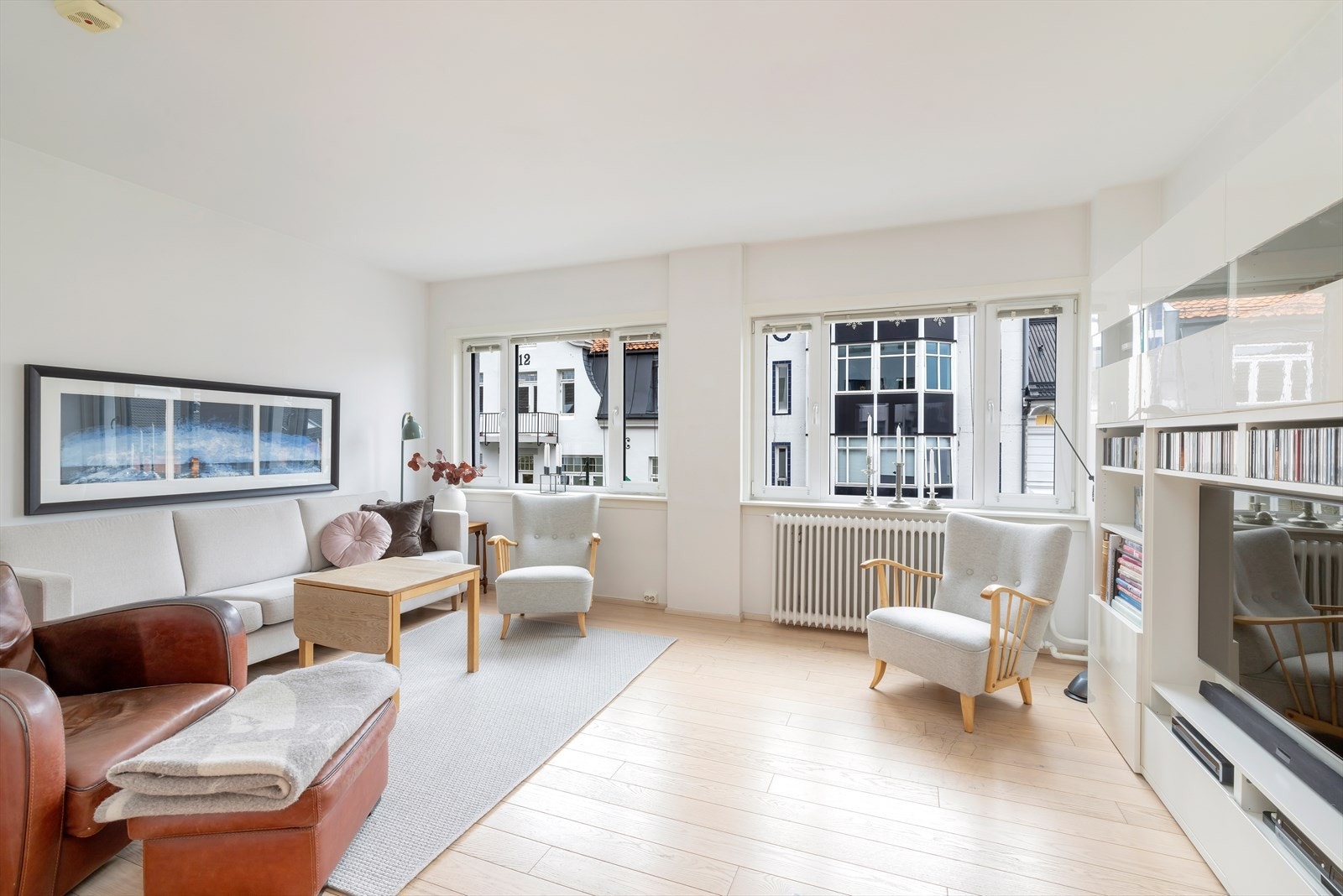 Stor og luftig stue med plass til ekstra soverom Galleribilde