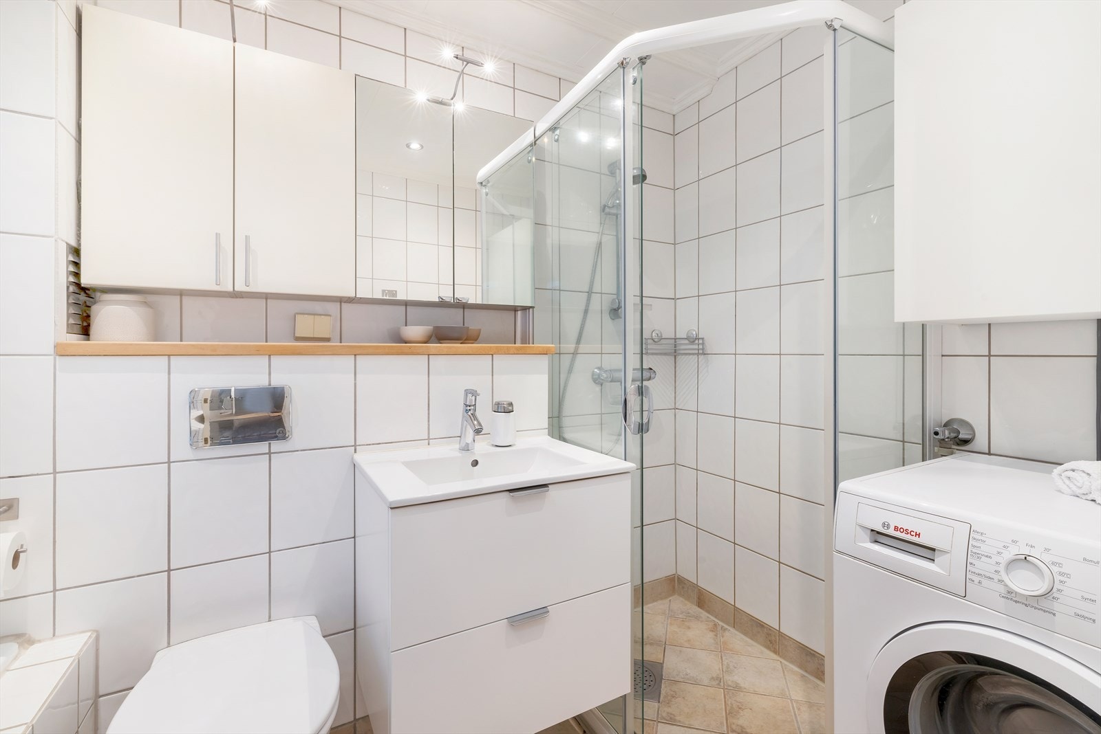 Flislagt bad med opplegg for vaskemaskin Galleribilde