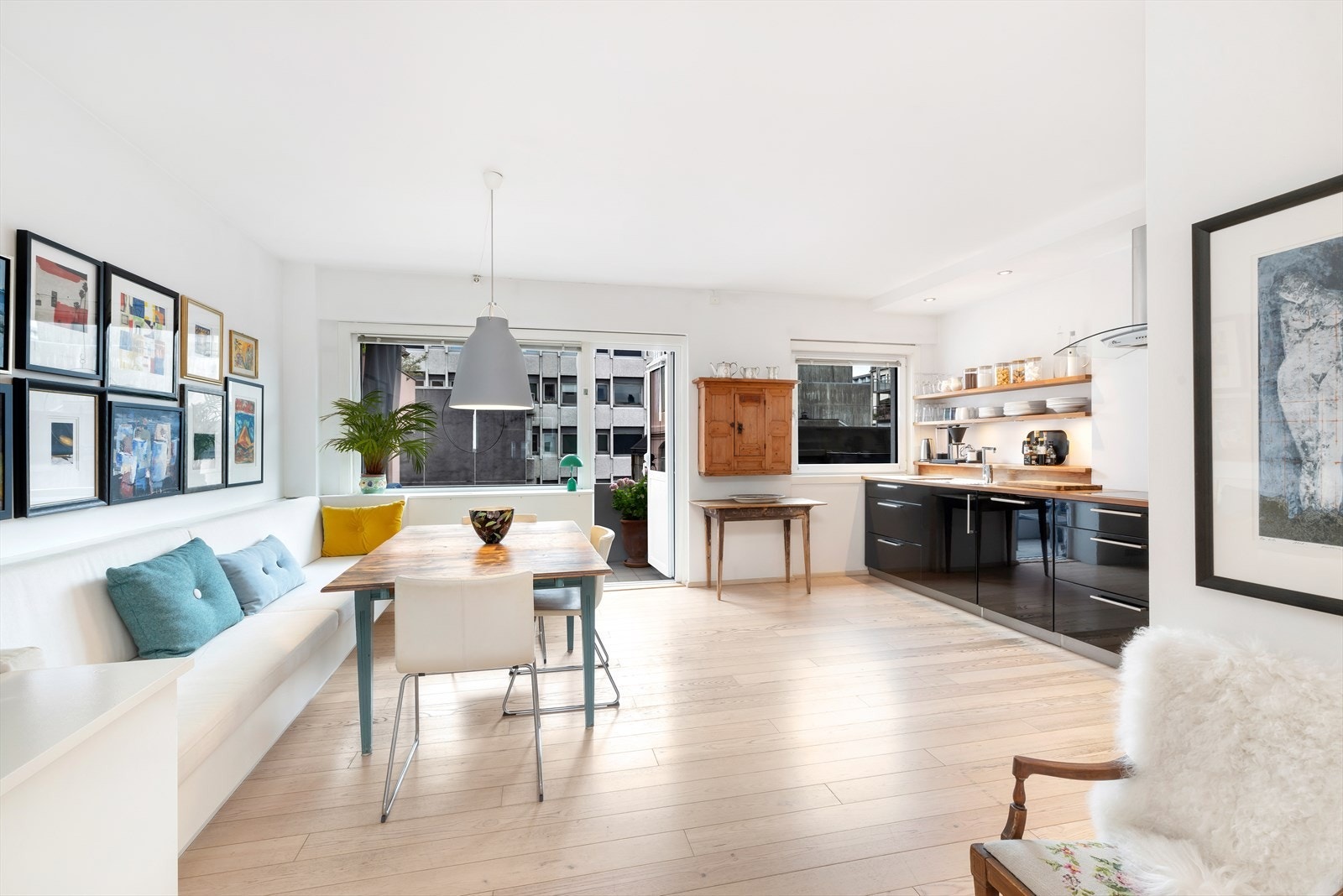 Leiligheten kjennetegnes bl.a. av stort allrom/kjøkken Galleribilde