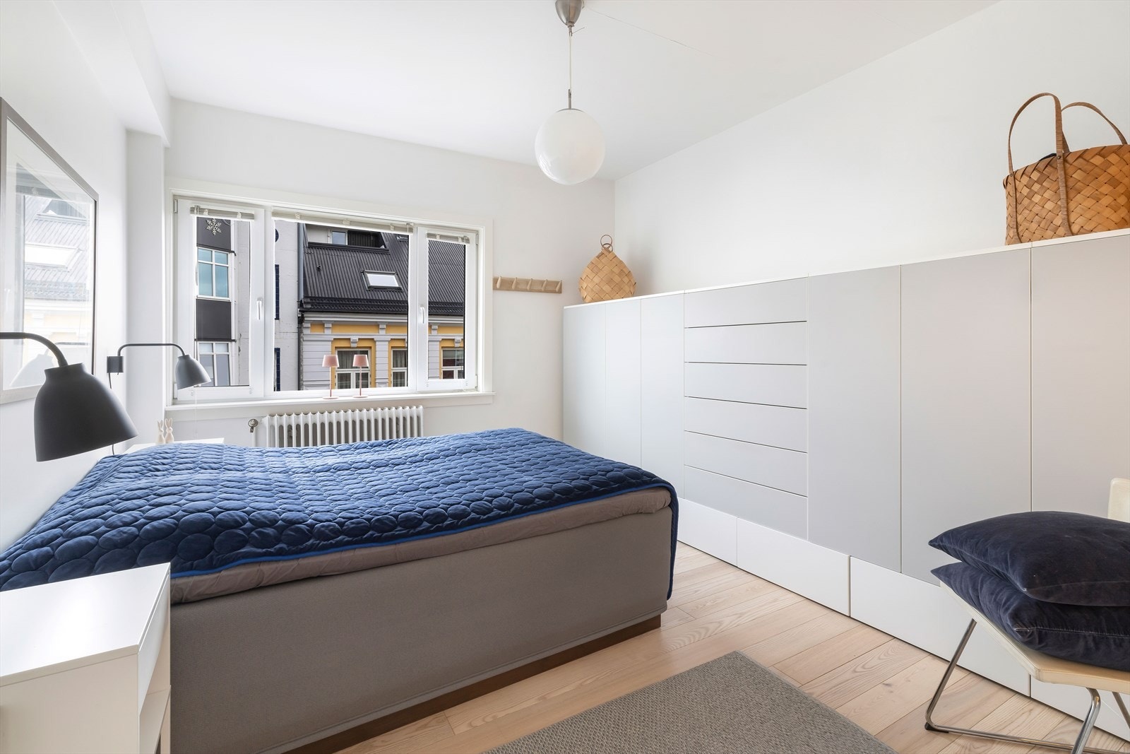 Stort soverom (skap medfølger ikke) Galleribilde