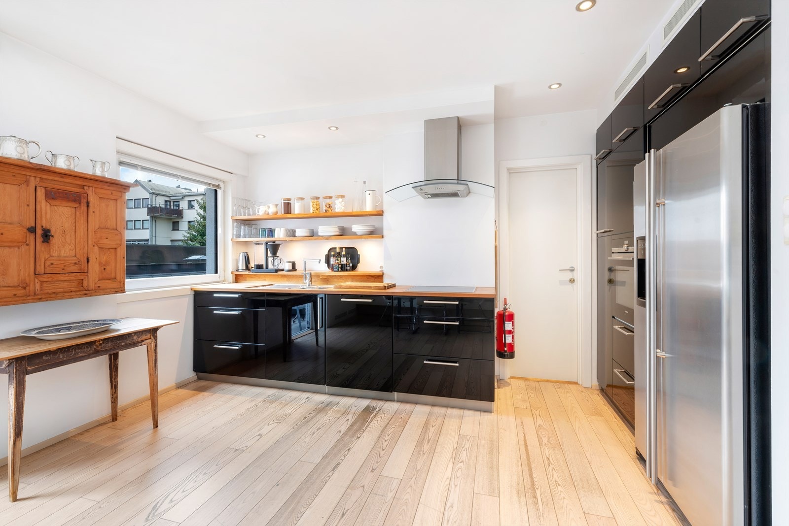 Kjøkkenet har integrerte hvitevarer Galleribilde