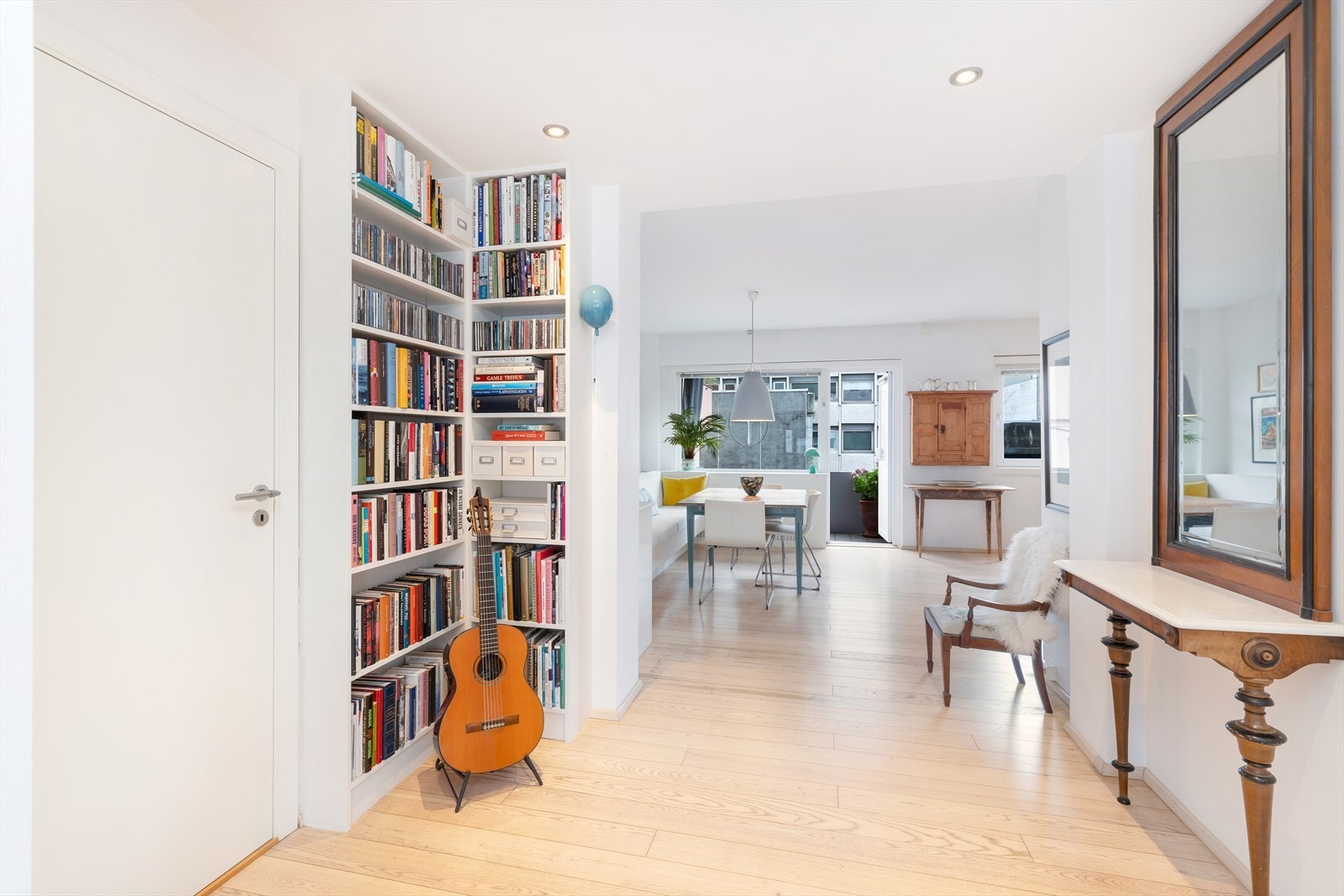 Trivelig mellomgang mellom stue- og spisestue/kjøkkendel Galleribilde