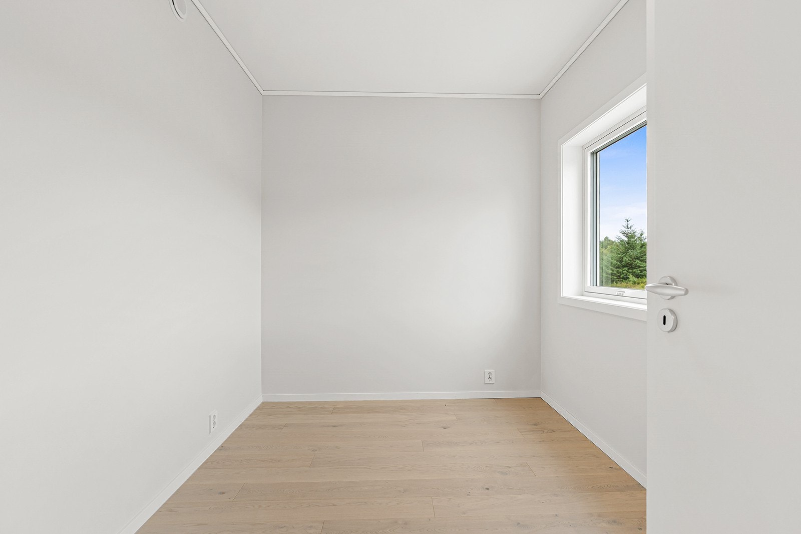 Fra kjøkkenet er det inngang til soverom. Galleribilde