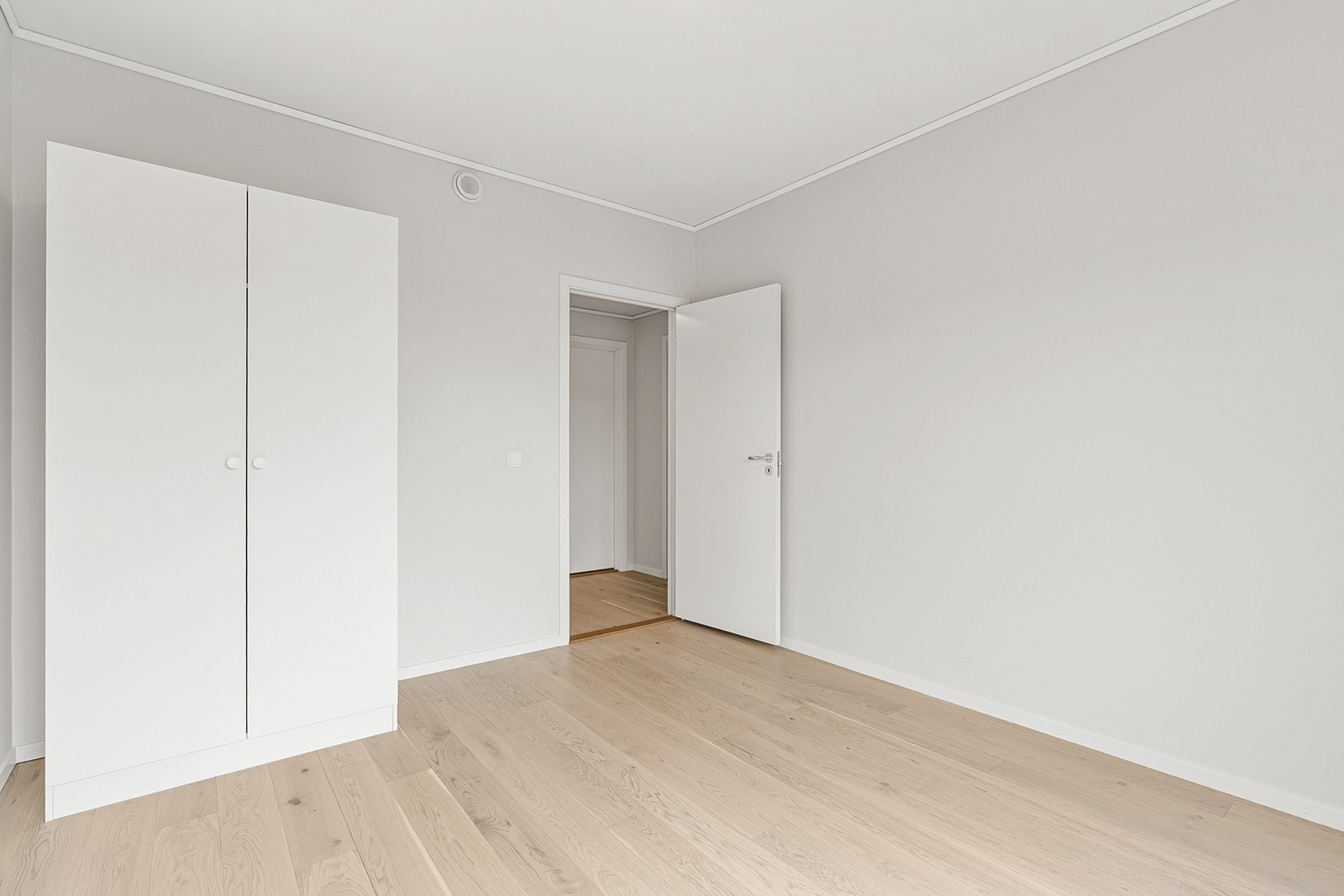 Begge leilighetene har lys eikeparkett og slette gipsvegger i alle rom, med unntak av våtrom. Galleribilde