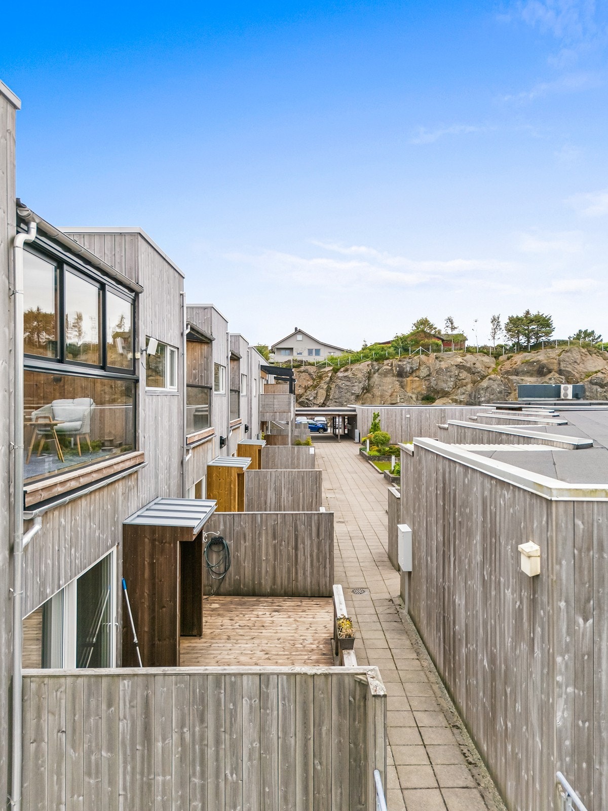 Fasaden er moderne, og hver av leilighetene har egen uteplass/balkong. Galleribilde