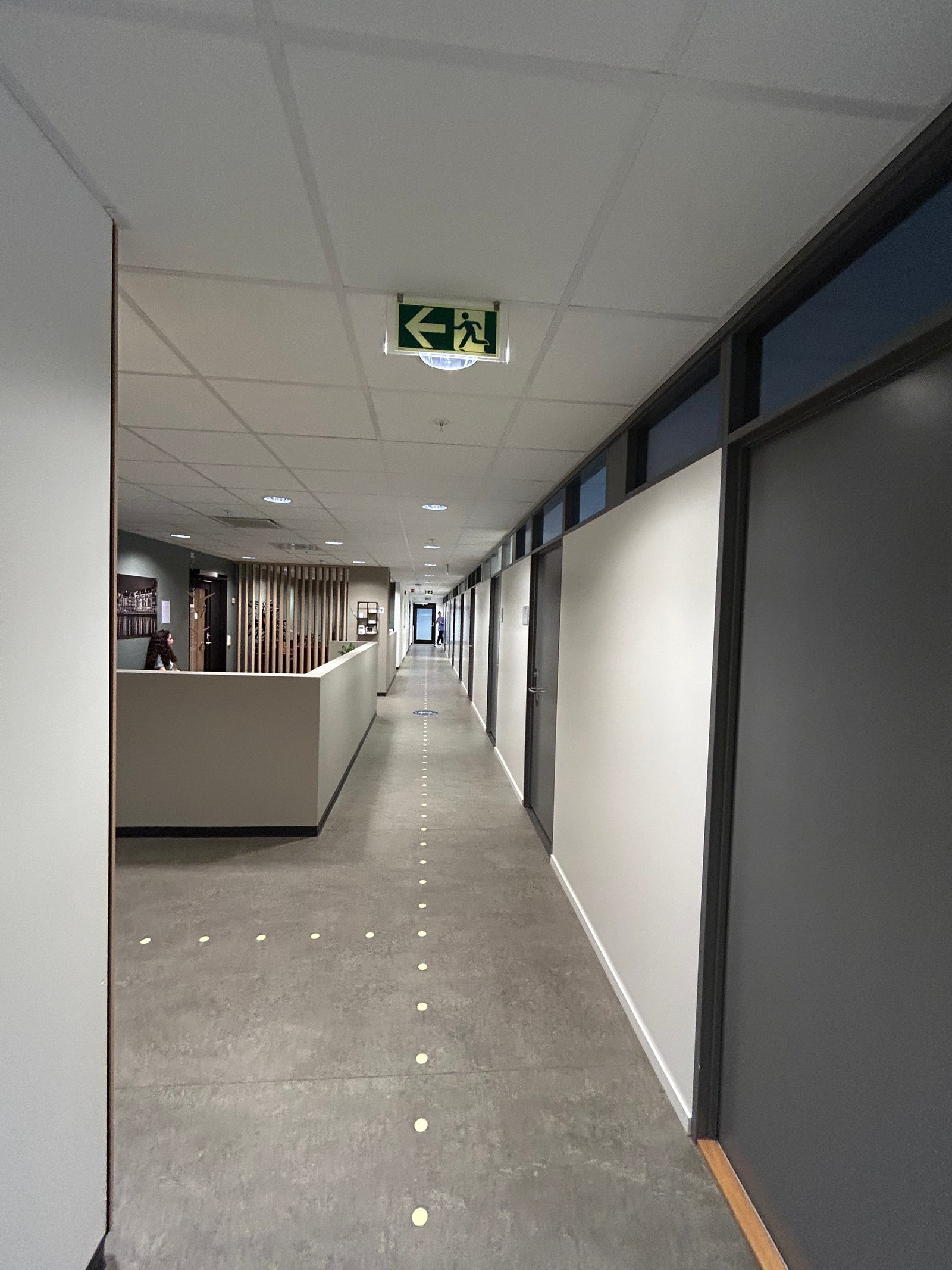 Gang, inngang til de ulike behandlingsrommene til høyre i bildet Galleribilde