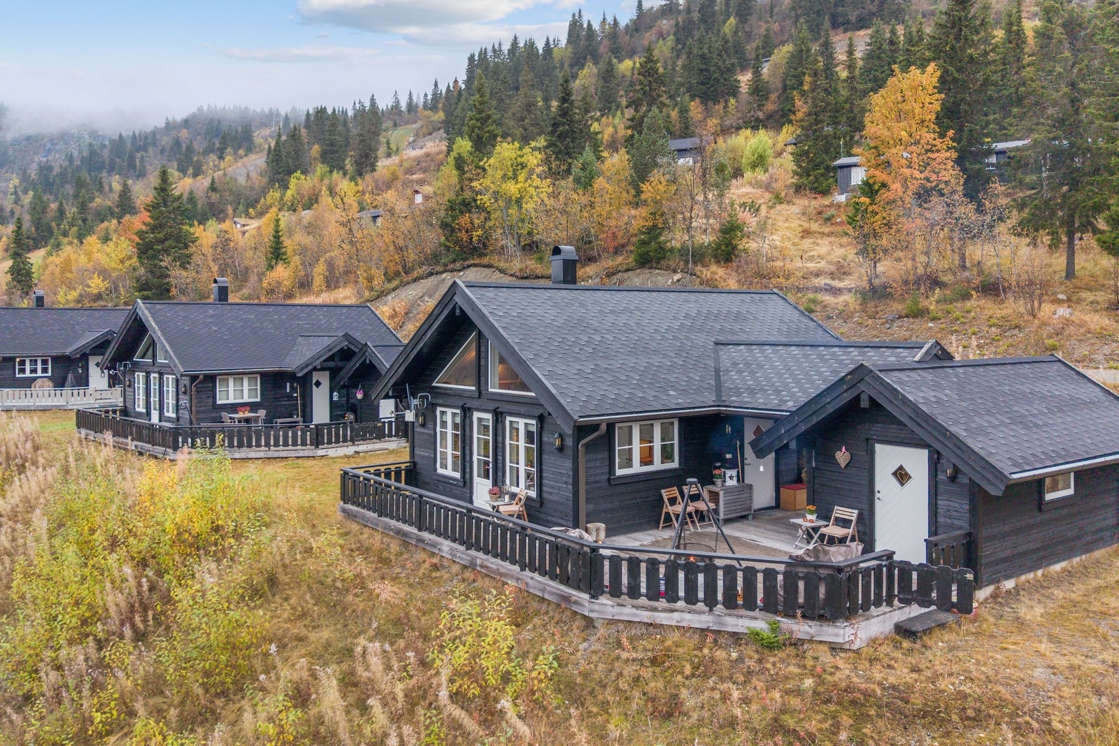 Flott familiehytte i Stavadalen med hems, anneks og solrik terrasse. Her kan du kose deg både morgen og kveld Galleribilde