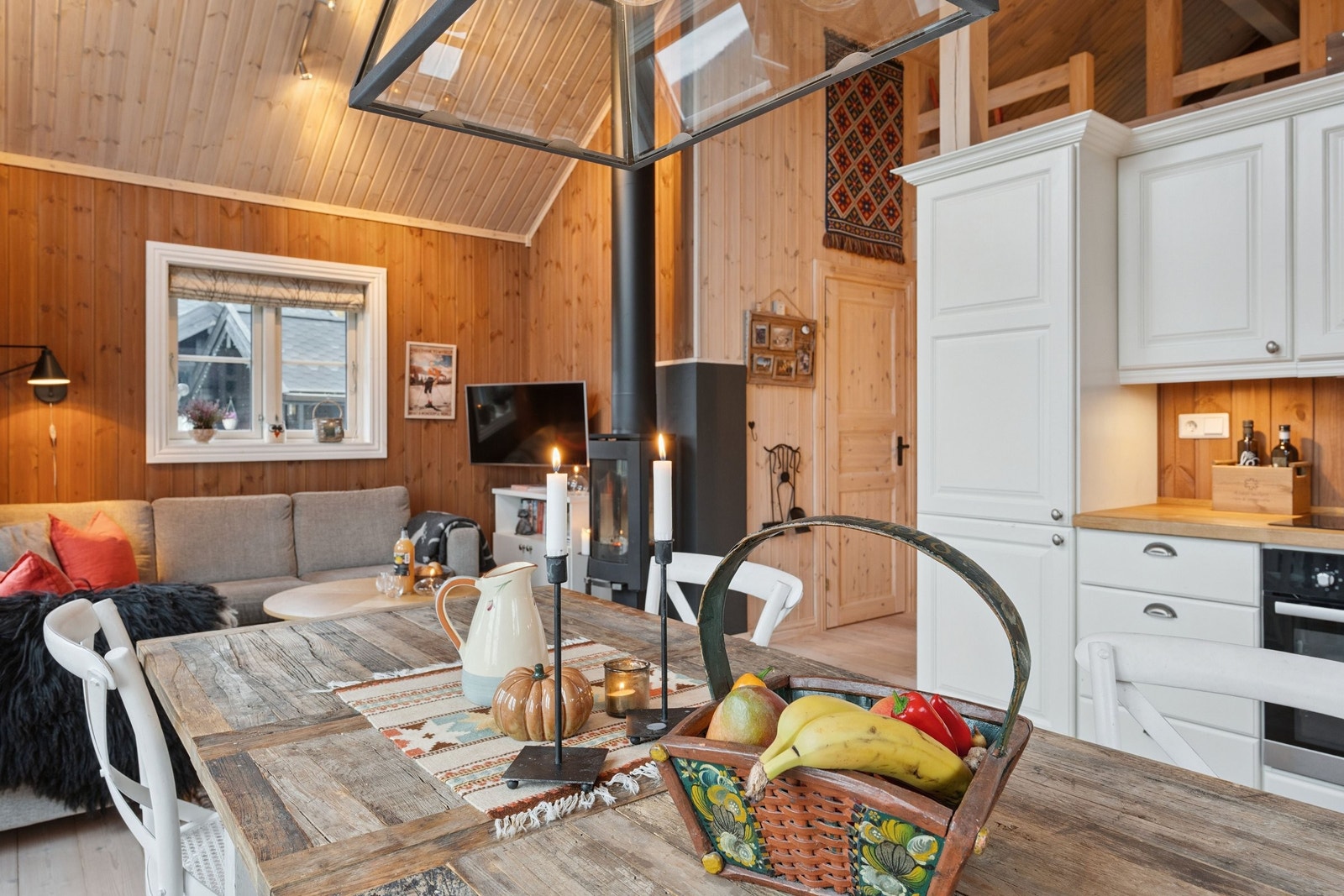 Åpen kjøkkenløsning med god plass til spisestue og sofakrok Galleribilde