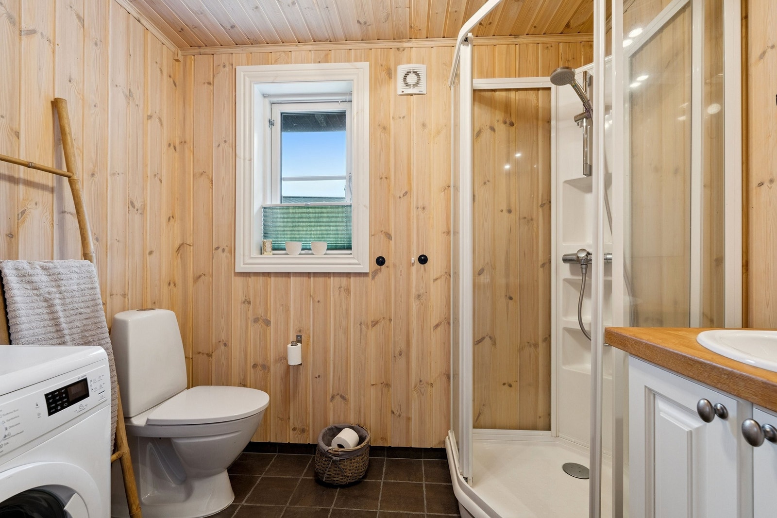 Fint bad med varmekabler, dusjkabinett og opplegg for vaskemaskin Galleribilde