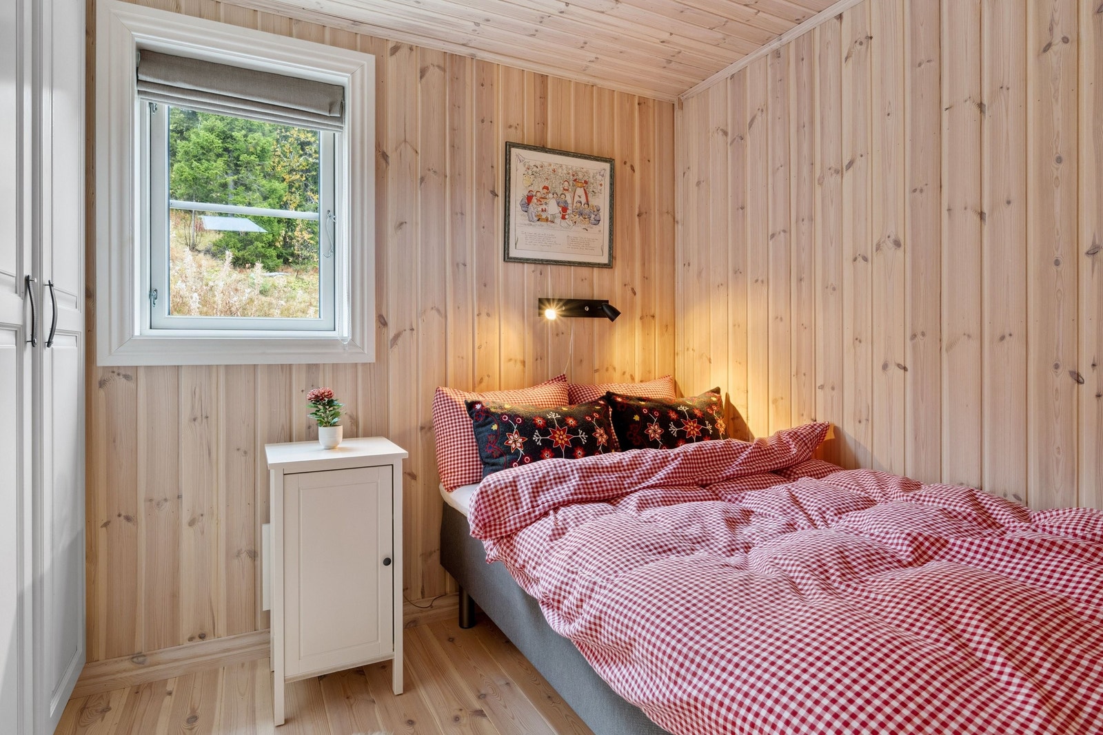 Soverom 2 med plassmonterte skap bygget av lokal snekker Galleribilde