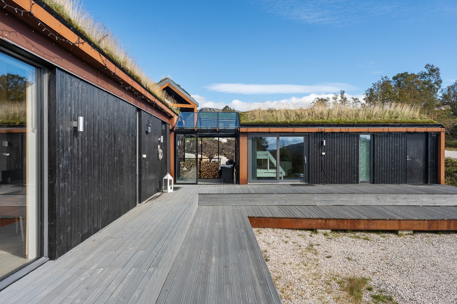 Hytta har en romslig terrasse med flere soner, slik at du alltid finner en lun krok eller et solrikt sted å nyte dagen. Galleribilde