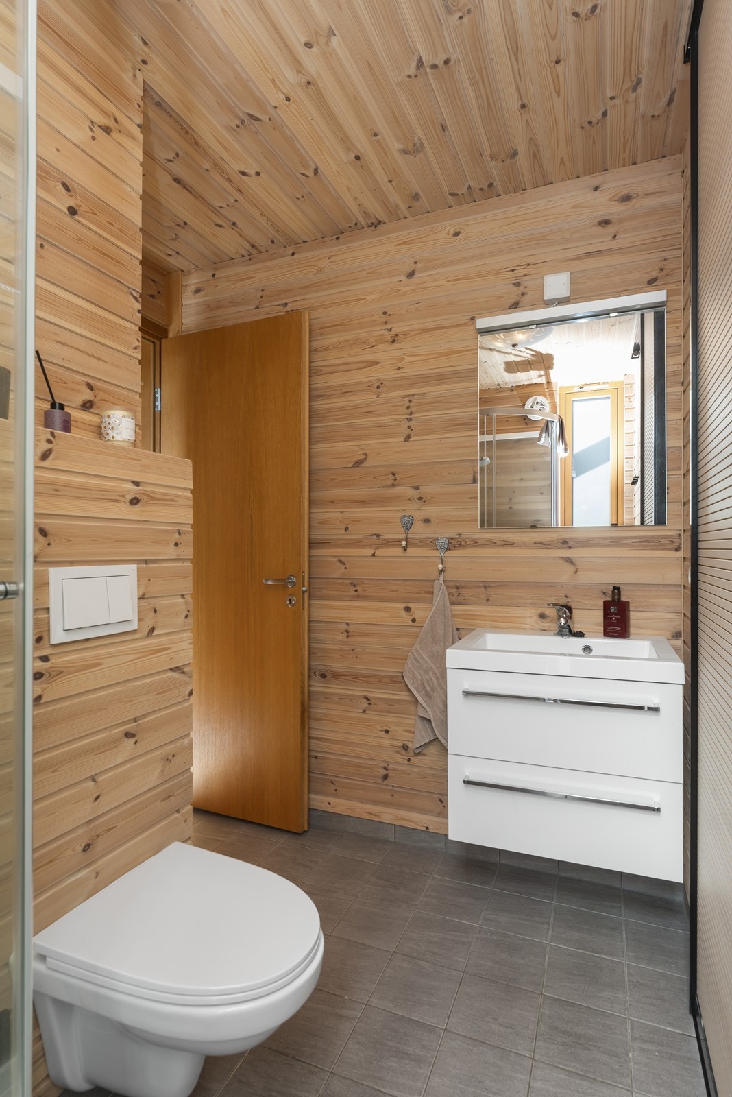 Badet har flislagt gulv med varmekabler Galleribilde