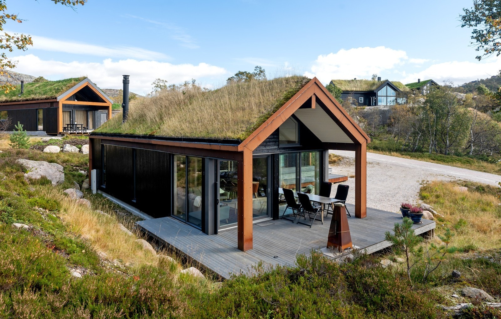 Hytta er oppført i moderne materialer og løsninger som gjør den enkel å eie og bruke. Galleribilde