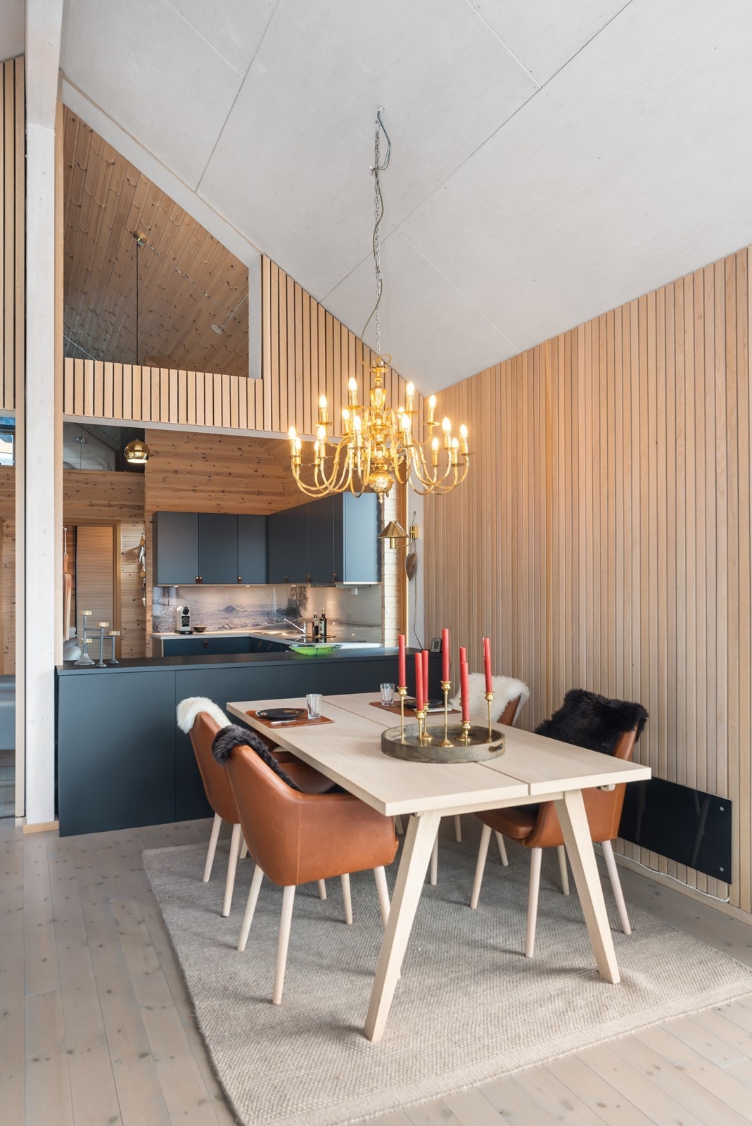 Spiseplassen er plassert i tilknytning til kjøkken og stue, noe som skaper en sosial sone. Galleribilde