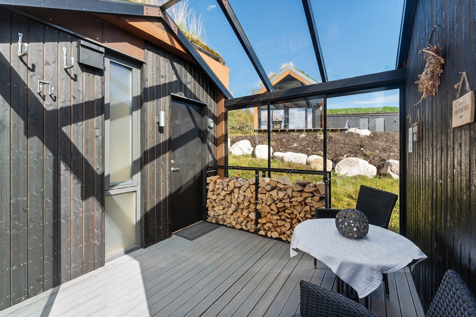 I utestua er teknisk rom/ bod og god plass til sittegruppe. Galleribilde