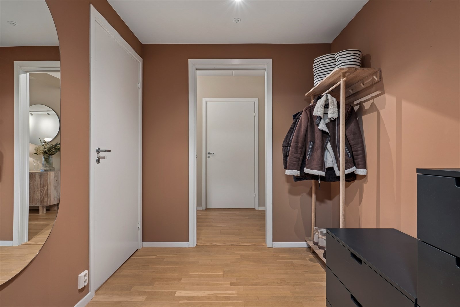 Hyggelig entré med god plass til diverse oppbevaringsløsninger. Galleribilde