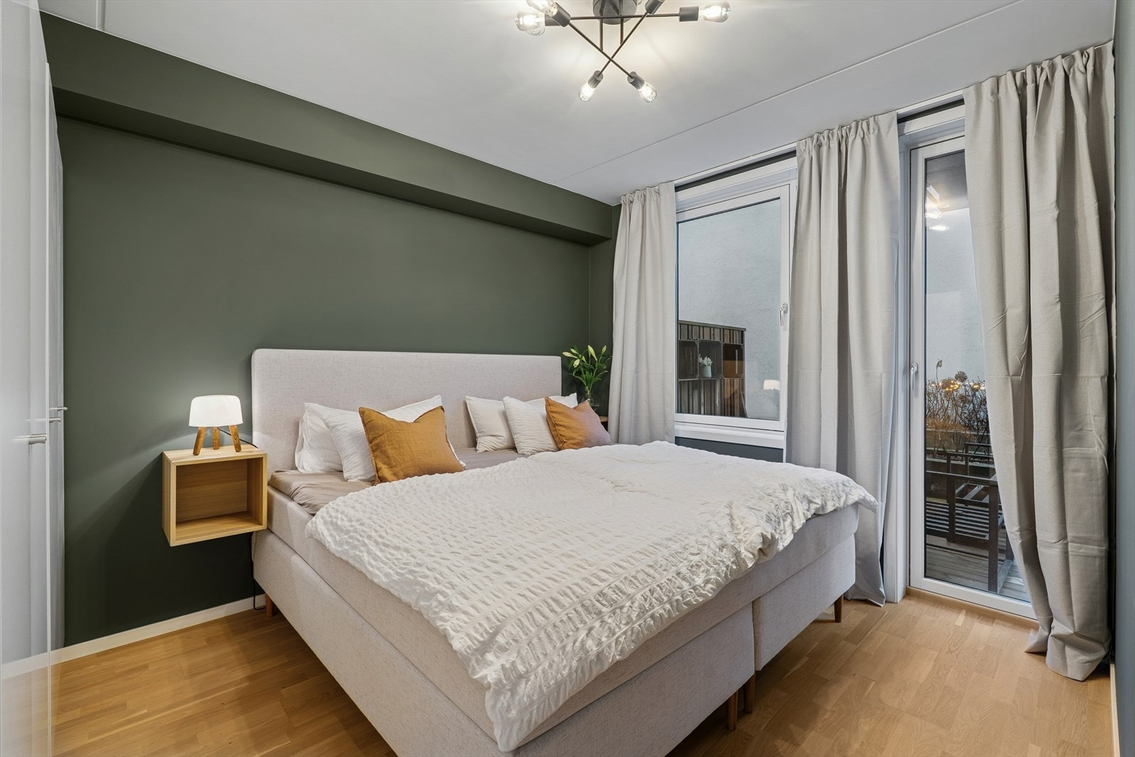 Romslig hovedsoverom med utgang til terrasse. Galleribilde