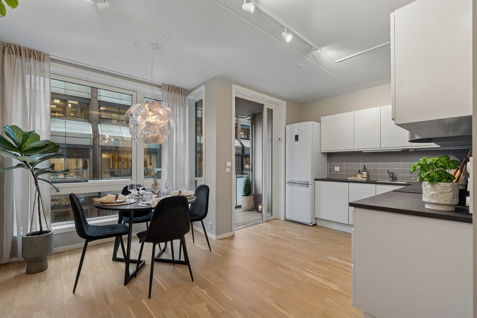 Romslig kjøkken med spiseplass og utgang til balkong. Galleribilde