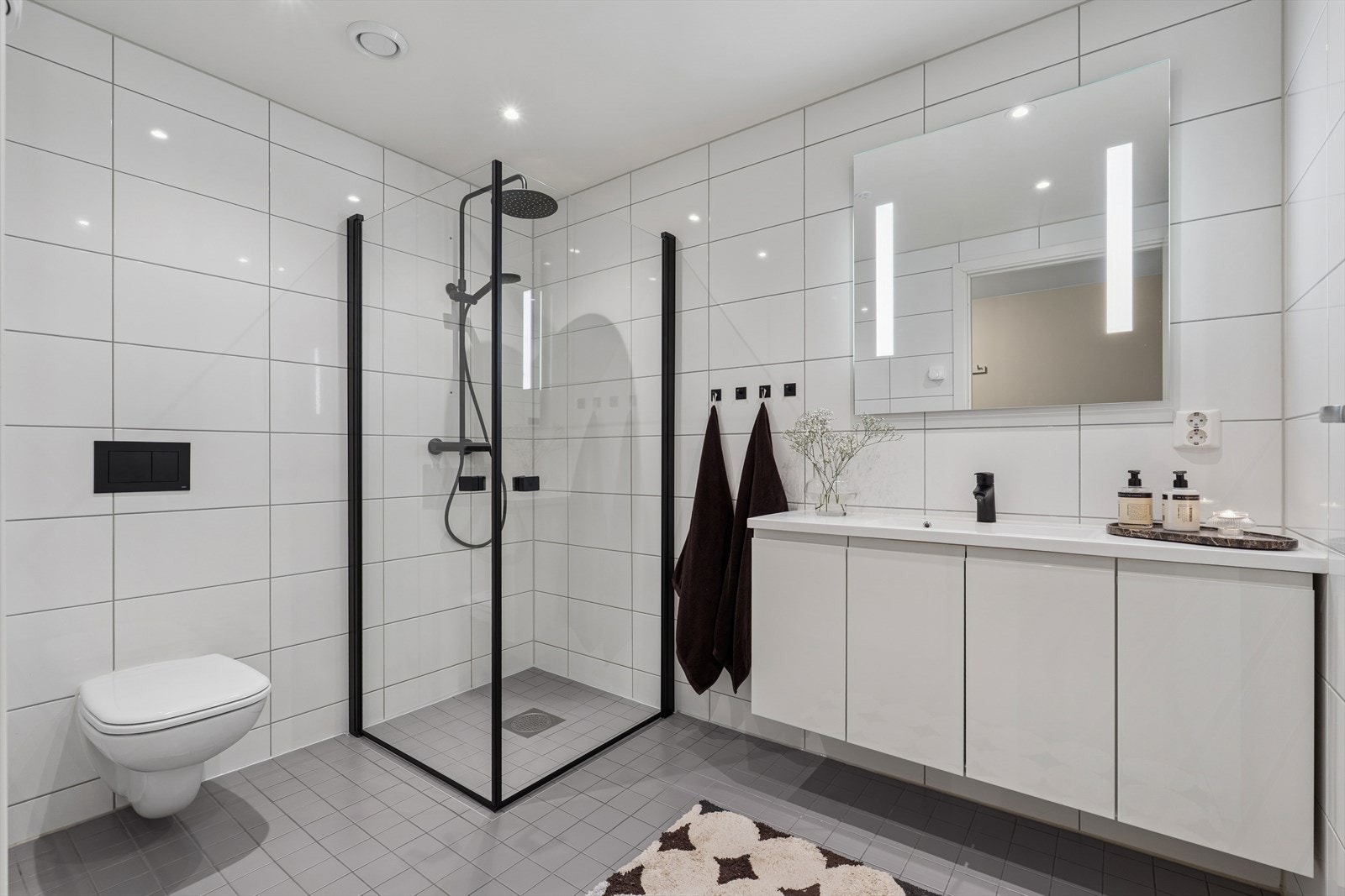 Fliser på vegger og gulv gir et stilrent uttrykk på badet. Galleribilde