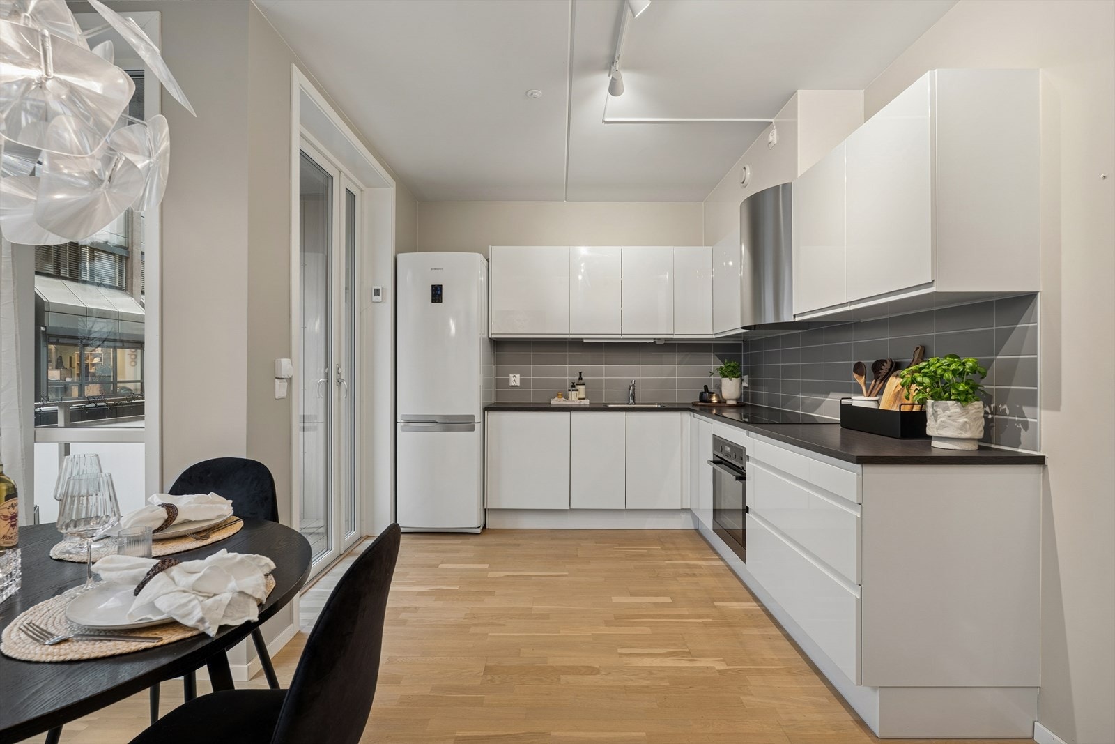 Kjøkkeninnredning med høyglanset fronter og laminat benkeplate gir et stilrent uttrykk. Galleribilde