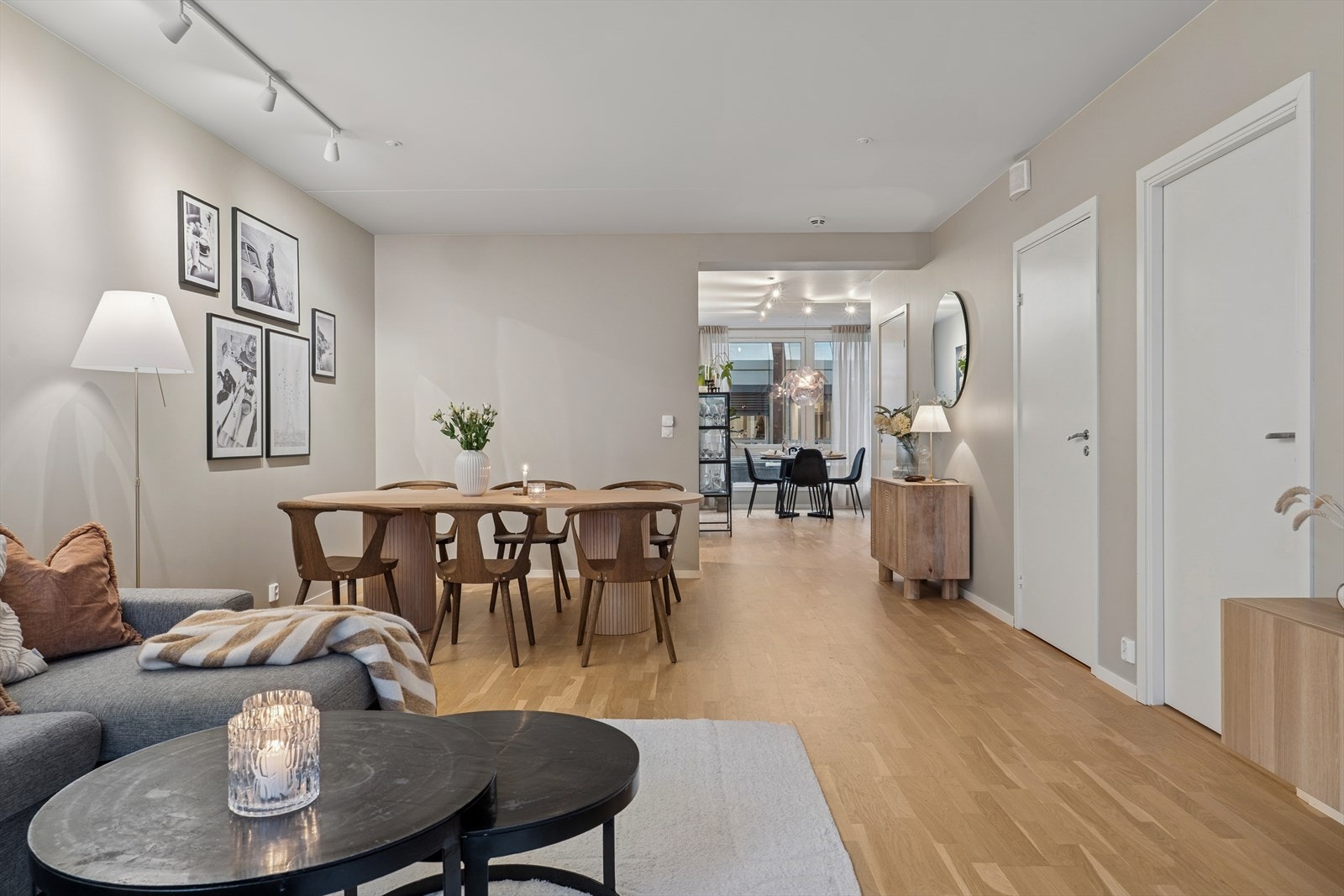 Praktisk løsning med god plass til spisebord i stuen. Galleribilde