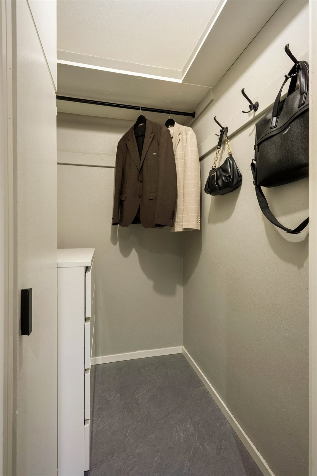 Innvendig bod/walk in closet byr på godt med oppbevaringsmuligheter. I tillegg til at du har en kjeller- og loftsbod. Galleribilde