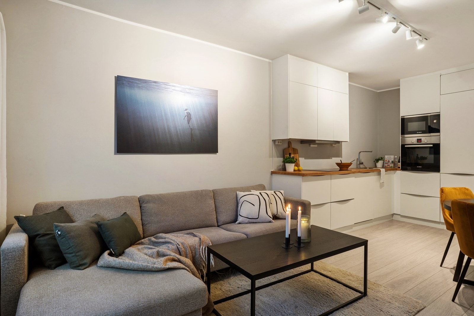 Åpen løsning bidrar til god plass til møblering og gjør at boligen er godt tilrettelagt for et sosialt liv med familie og gode venner. Galleribilde