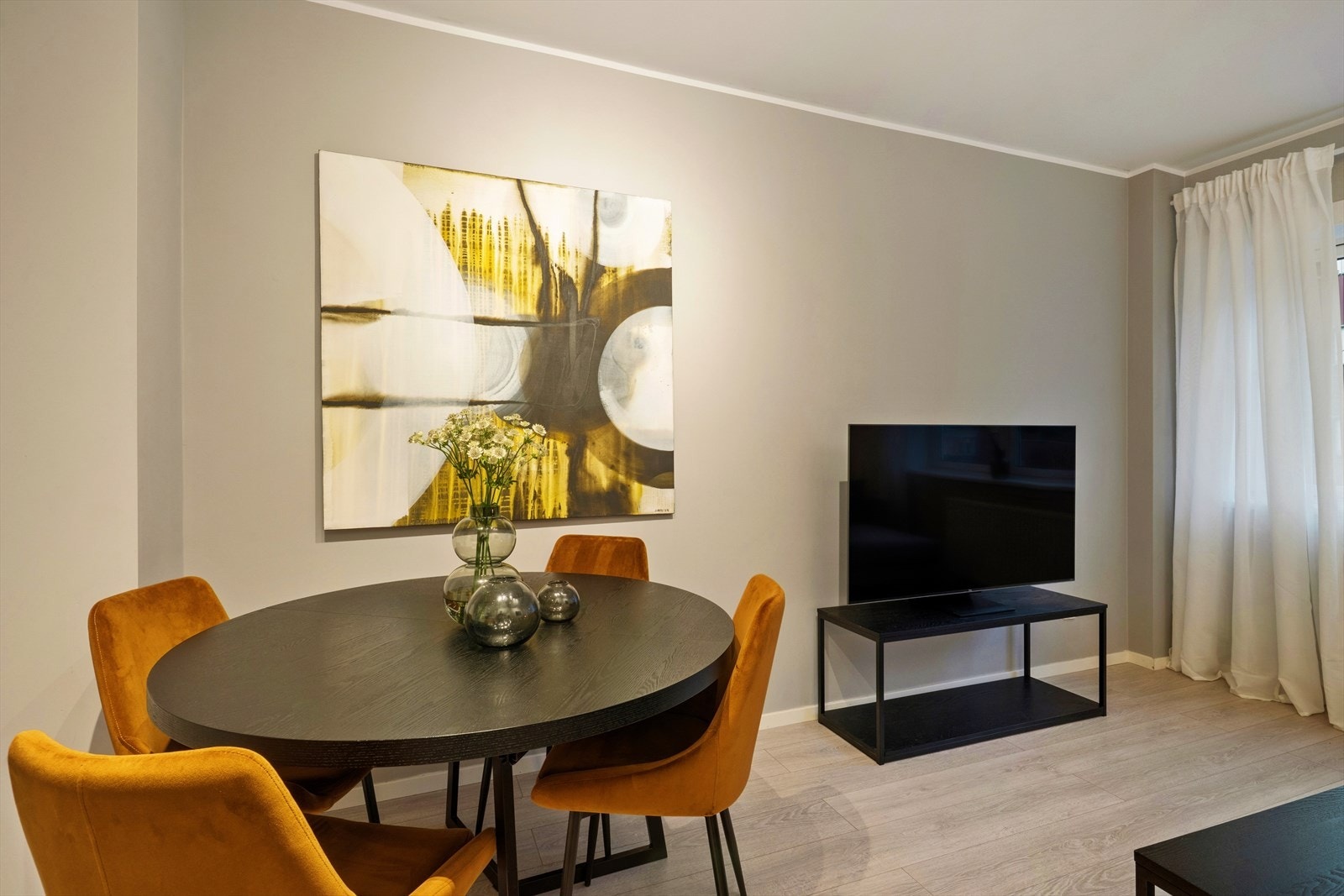 Her er det rikelig plass til både sofagruppe, spiseplass og ekstra møblering. Galleribilde