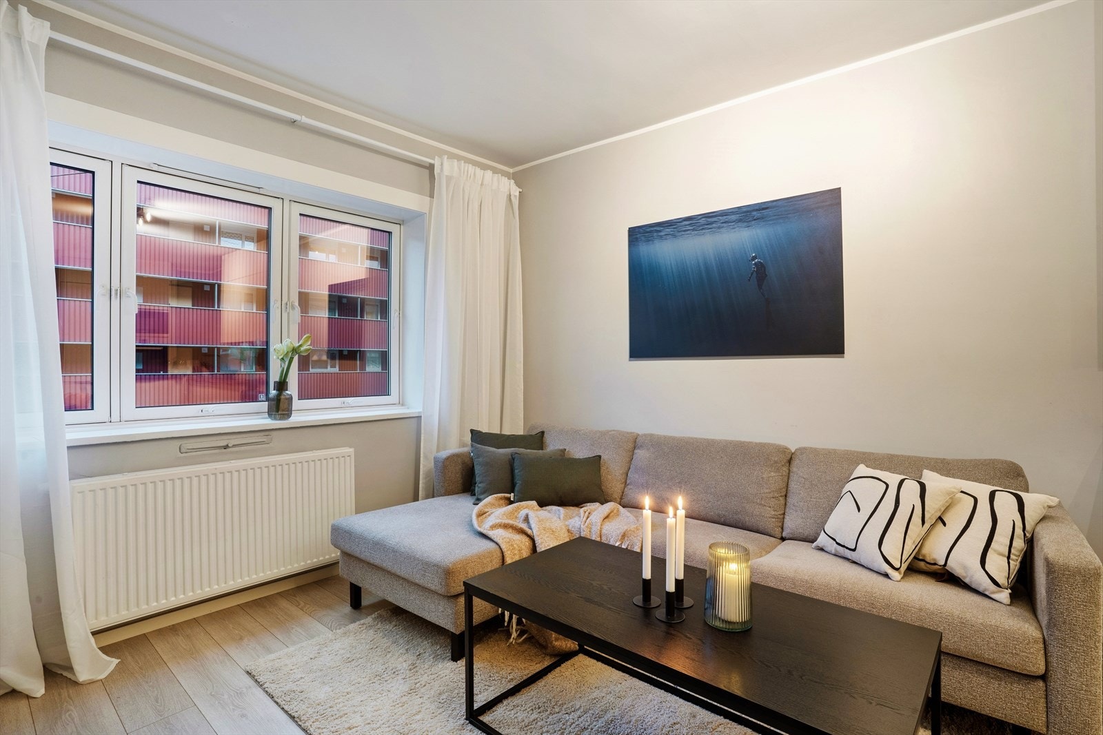 Store vindusflater slipper inn rikelig med naturlig lys og gir en luftig romfølelse. Galleribilde