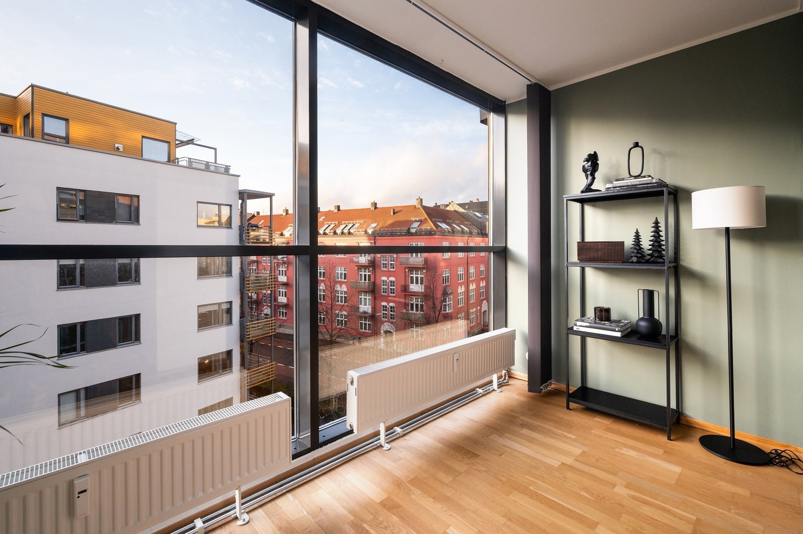 Store vinduer fra gulv til tak også i underetasjen Galleribilde