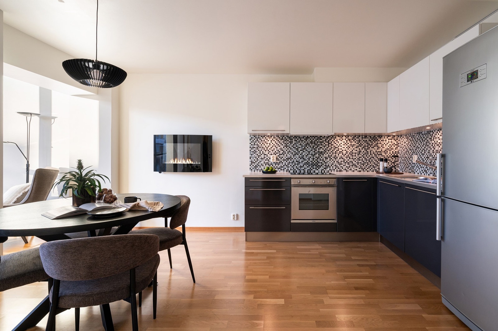 Leiligheten strekker seg over to plan med bla. kjøkken og spisestue i øverste plan Galleribilde