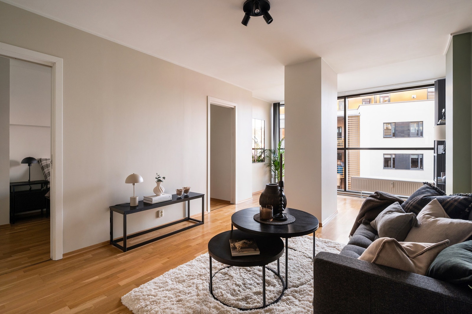 Nede finner man et større soverom med en-suite bad, samt en romslig tv-stue med store vinduer Galleribilde