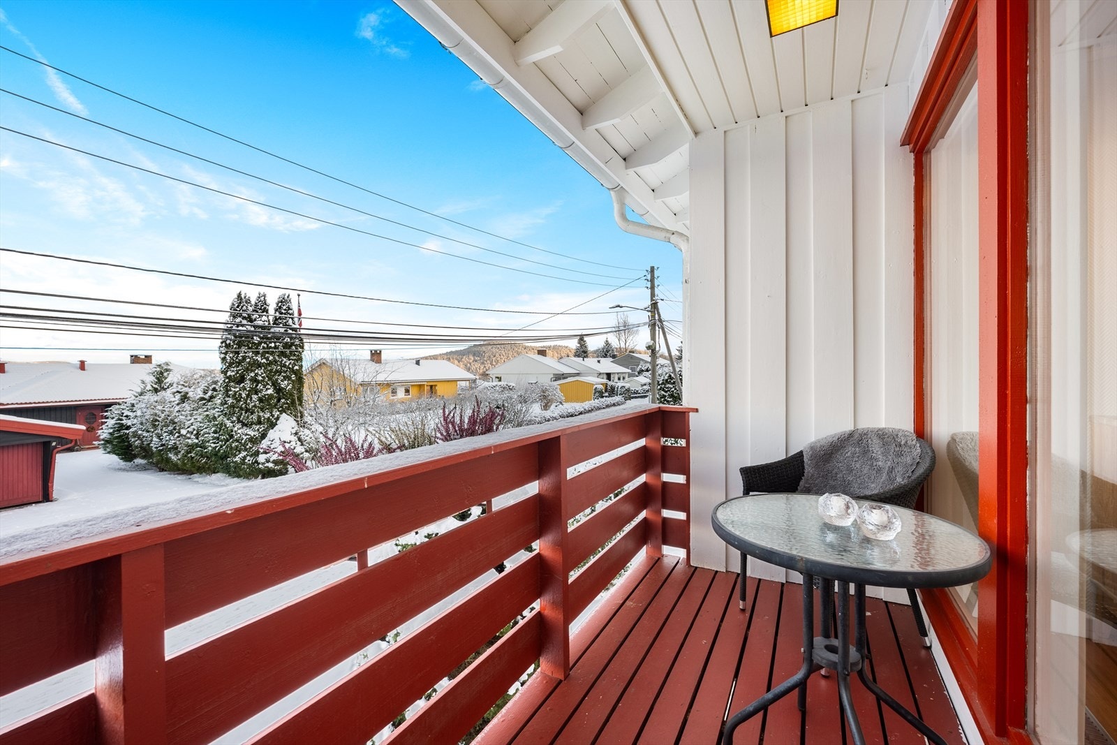 Balkong med utsikt over Bragernesåsen, byen og fjorden med innseilingen Galleribilde