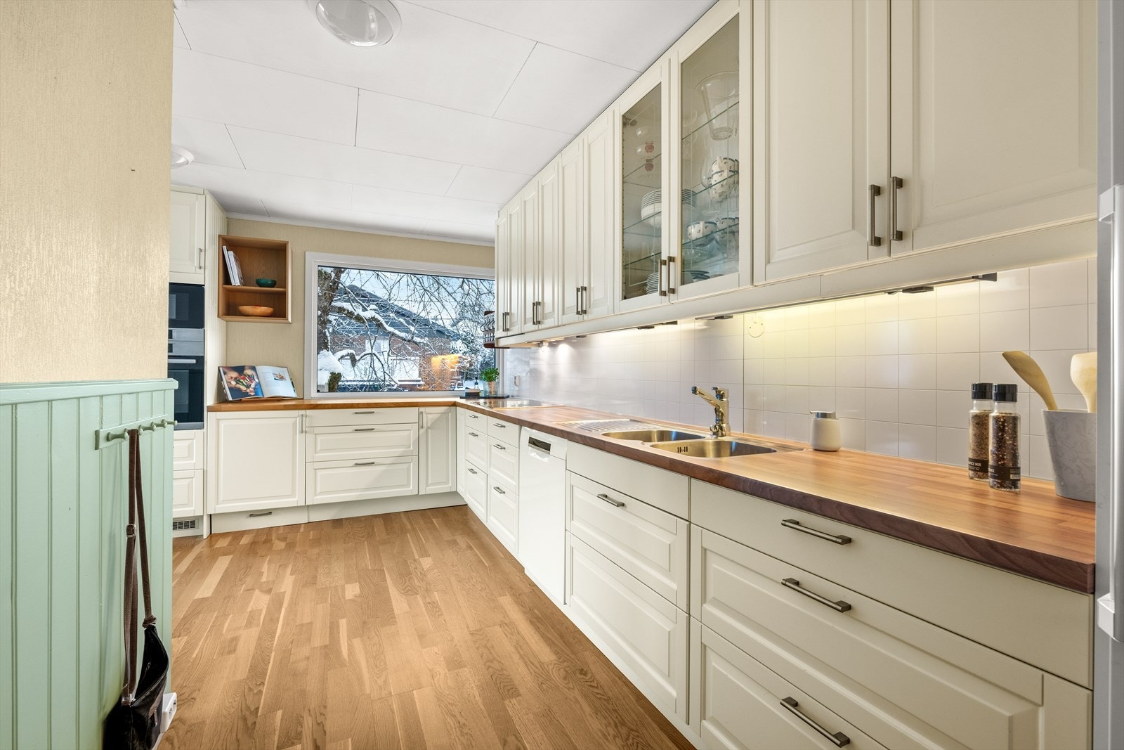 Kjøkkenet - med innredningsfronter i en lett og tidløs profil - det er rikelig med både skap og benkeplass Galleribilde