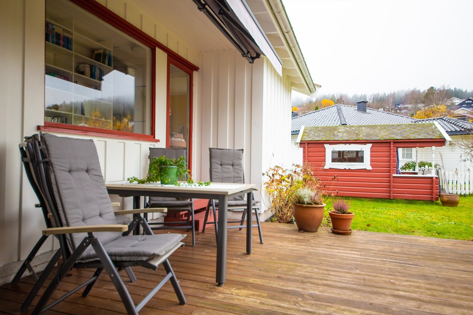 Hagen og terrassen i sommerstemning Galleribilde