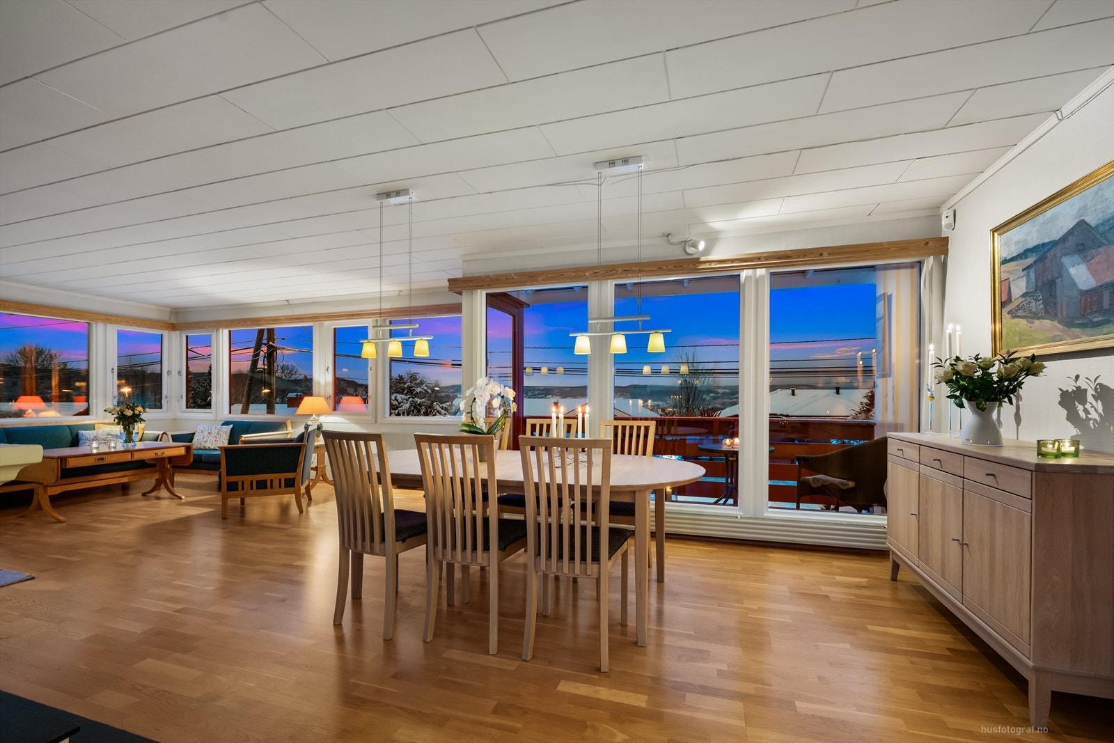 Huset har en stor, lys og luftig stue som ligger i 2 etasje Galleribilde