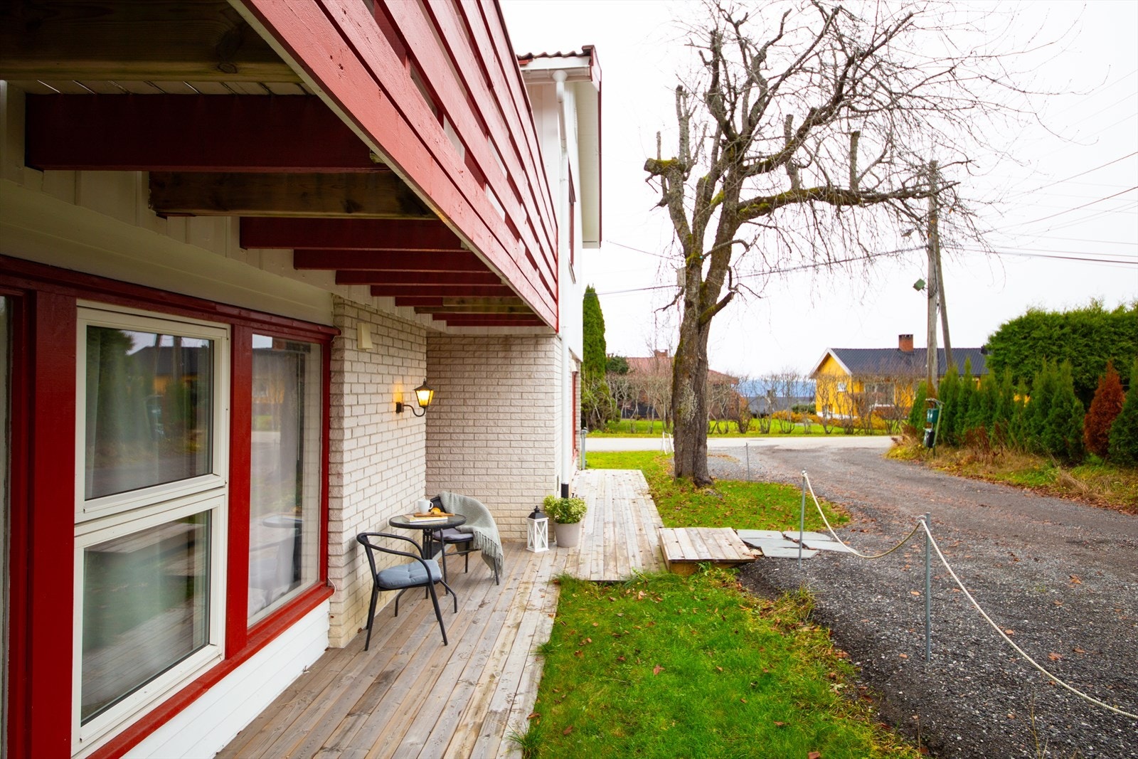 Inngangsparti og uteplass for hybler Galleribilde