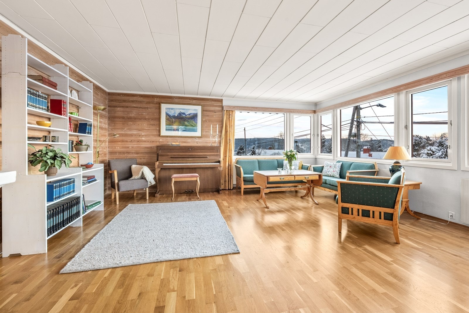 Fra stuen - legg merke til de fine hjørnevinduene som slipper inn masse lys og sol Galleribilde