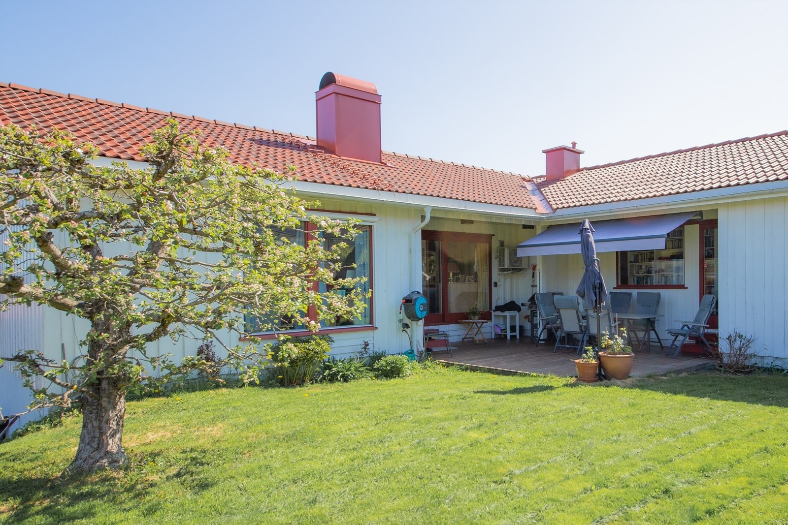 Hagen og terrassen i sommerstemning Galleribilde